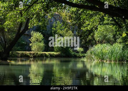 Eco-Trail entlang des Flusses Zlatna Panega und den Felsen entlang des Ufers Stockfoto