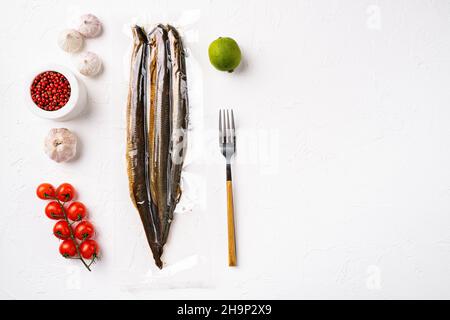 Neunauge in Plastikpackung, auf weißem Steintischhintergrund, Draufsicht flach liegend, mit Platz für Text Stockfoto