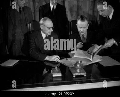 Warszawa, 1949-01-14. Podpisanie polsko-brytyjskiego uk³adu odmro¿eniowego, umo¿liwiaj¹cego zrealizowanie zamro¿onych nale¿noœci polskich obywateli na terenie Zjednoczonego Królestwa. NZ. Podpis sk³ada polski Minister skarbu Konstanty D¹browski (P), z lewej ambasador Wielkiej Brytanii Sir Donald Gainer. mw PAP Warschau, 14. Januar 1949. Die Unterzeichnung eines 5-jährigen polnisch-britischen Einlagenenteisungsabkommens, das polnischen Bürgern den Zugang zu ihrem im Vereinigten Königreich eingefrorenen Geld ermöglicht. Im Bild: Der polnische Finanzminister Konstanty Dabrowski (rechts) unterzeichnet das Abkommen, von links Grossbritien Stockfoto