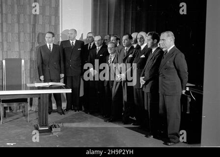 Warszawa, 1949-01-14. Podpisanie 5-letniej umowy handlowej miêdzy Polsk¹ i Wielk¹ Brytani¹ w Prezydium Rady Ministrów przy ul. Krakowskie Przedmieœcie. NZ. strona polska. bk PAP Warschau, 14. Januar 1949. Die Unterzeichnung eines 5-jährigen Handelsabkommens zwischen Polen und Großbritannien im Präsidium des Ministerrats in der Krakowskie Przedmiescie Street. Im Bild: Die polnische Seite. bk PAP Stockfoto