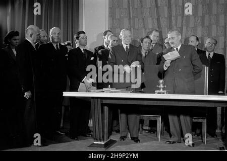 Warszawa, 1949-01-14. Podpisanie 5-letniej umowy handlowej miêdzy Polsk¹ i Wielk¹ Brytani¹ w Prezydium Rady Ministrów przy ul. Krakowskie Przedmieœcie. NZ. minister przemys³u i handlu Hilary Minc odczytuje oœwiadczenie po sygnowaniu umowy, obok Minca z lewej Sir Donald Gainer, z prawej Sekretarz Generalny Ministerstwa Spraw Zagranicznych Stefan Wierb³owski. bk PAP Warschau, 14. Januar 1949. Die Unterzeichnung eines 5-jährigen Handelsabkommens zwischen Polen und Großbritannien im Präsidium des Ministerrats in der Krakowskie Przedmiescie Street. Im Bild: Industrie- und Handelsministerin Hilary Min Stockfoto