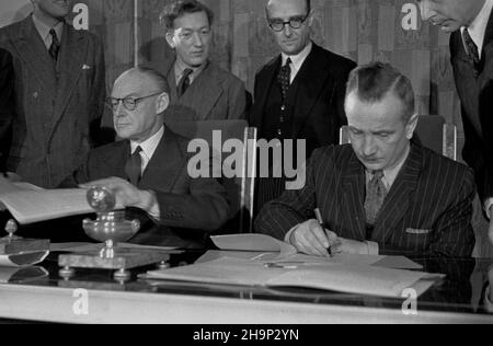 Warszawa, 1949-01-14. Podpisanie 5-letniej umowy handlowej miêdzy Polsk¹ i Wielk¹ Brytani¹ w Prezydium Rady Ministrów przy ul. Krakowskie Przedmieœcie. NZ. Sygnatariusze Sir Donald Gainer (L) i Minister skarbu Konstanty D¹browski (P). bk PAP Warschau, 14. Januar 1949. Die Unterzeichnung eines 5-jährigen Handelsabkommens zwischen Polen und Großbritannien im Präsidium des Ministerrats in der Krakowskie Przedmiescie Street. Im Bild: Die Unterzeichner - Sir Donald Gainer (links) und Finanzminister Konstanty Dabrowski (rechts). bk PAP Stockfoto