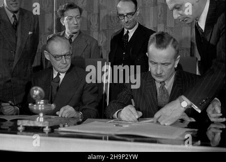 Warszawa, 1949-01-14. Podpisanie 5-letniej umowy handlowej miêdzy Polsk¹ i Wielk¹ Brytani¹ w Prezydium Rady Ministrów przy ul. Krakowskie Przedmieœcie. NZ. Sygnatariusze Sir Donald Gainer (L) i Minister skarbu Konstanty D¹browski (P). bk PAP Warschau, 14. Januar 1949. Die Unterzeichnung eines 5-jährigen Handelsabkommens zwischen Polen und Großbritannien im Präsidium des Ministerrats in der Krakowskie Przedmiescie Street. Im Bild: Die Unterzeichner - Sir Donald Gainer (links) und Finanzminister Konstanty Dabrowski (rechts). bk PAP Stockfoto