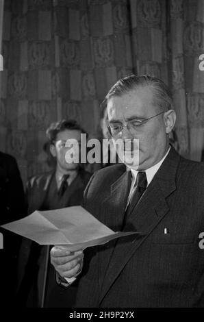 Warszawa, 1949-01-14. Podpisanie 5-letniej umowy handlowej miêdzy Polsk¹ i Wielk¹ Brytani¹ w Prezydium Rady Ministrów przy ul. Krakowskie Przedmieœcie. NZ. minister przemys³u i handlu Hilary Minc odczytuje oœwiadczenie po sygnowaniu umowy. bk PAP Warschau, 14. Januar 1949. Die Unterzeichnung eines 5-jährigen Handelsabkommens zwischen Polen und Großbritannien im Präsidium des Ministerrats in der Krakowskie Przedmiescie Street. Im Bild: Industrie- und Handelsministerin Hilary Minc verlas nach Unterzeichnung des Abkommens eine Erklärung. bk PAP Stockfoto