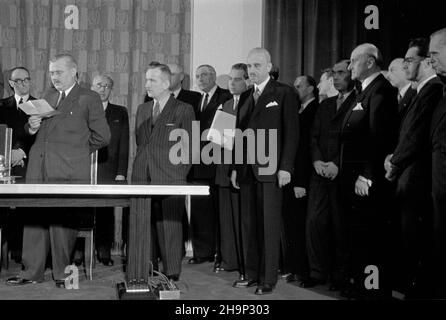 Warszawa, 1949-01-14. Podpisanie 5-letniej umowy handlowej miêdzy Polsk¹ i Wielk¹ Brytani¹ w Prezydium Rady Ministrów przy ul. Krakowskie Przedmieœcie. NZ. minister przemys³u i handlu Hilary Minc odczytuje oœwiadczenie po sygnowaniu umowy. Trzeci z lewej Sekretarz Generalny Ministerstwa Spraw Zagranicznych Stefan Wierb³owski, obok Minca z prawej Minister skarbu Konstanty D¹browski. bk PAP Warschau, 14. Januar 1949. Die Unterzeichnung eines 5-jährigen Handelsabkommens zwischen Polen und Großbritannien im Präsidium des Ministerrats in der Krakowskie Przedmiescie Street. Im Bild: Industrie und Stockfoto