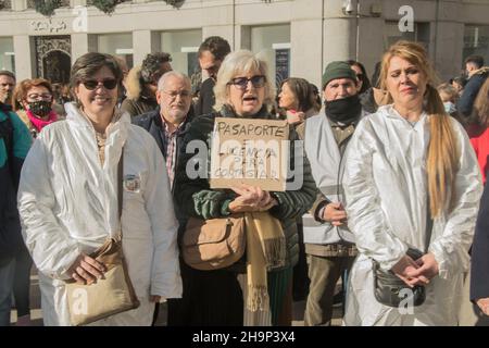 Madrid, Madrid, Spanien. 6th Dez, 2021. Die Bürgerbewegung Â¨Chalecos BlancosÂ¨ hat an der Puerta del Sol in Madrid, Spanien, demonstriert, um gegen die Gesundheitstyrannei zu protestieren und das Recht zu fordern, über Eltern mit ihren Kindern und jeden einzelnen Bürger zu entscheiden, zusätzlich zu wirtschaftlicher Erstickung und sozialer Trennung unter dem Motto. â¨die Wahrheit wird uns freeÂ¨, nein zur Tyrannei! Freiheit!!!.in ihrem Manifest steht folgendes: Neues Wahlgesetz.Direktwahl der Abgeordneten nach Wahlkreisen mit offenen Listen.ein Spanier, eine Stimme, das gleiche im gesamten spanischen Territorium.Eliminierung von p Stockfoto