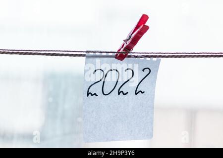 Die Zahl 2022 steht auf einem Notizblock. Neues Jahr 2022. Stockfoto