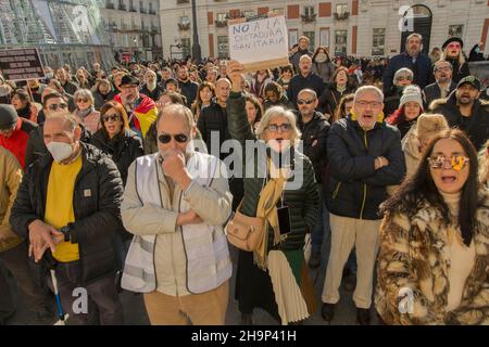 Madrid, Madrid, Spanien. 6th Dez, 2021. Die Bürgerbewegung Â¨Chalecos BlancosÂ¨ hat an der Puerta del Sol in Madrid, Spanien, demonstriert, um gegen die Gesundheitstyrannei zu protestieren und das Recht zu fordern, über Eltern mit ihren Kindern und jeden einzelnen Bürger zu entscheiden, zusätzlich zu wirtschaftlicher Erstickung und sozialer Trennung unter dem Motto. â¨die Wahrheit wird uns freeÂ¨, nein zur Tyrannei! Freiheit!!!.in ihrem Manifest steht folgendes: Neues Wahlgesetz.Direktwahl der Abgeordneten nach Wahlkreisen mit offenen Listen.ein Spanier, eine Stimme, das gleiche im gesamten spanischen Territorium.Eliminierung von p Stockfoto