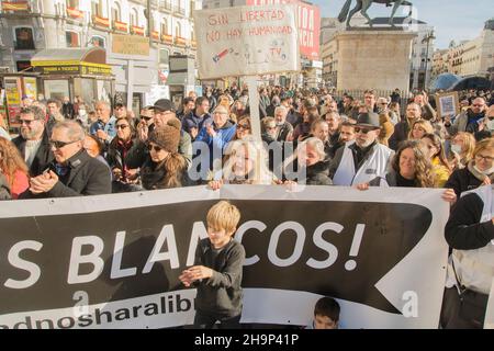 Madrid, Madrid, Spanien. 6th Dez, 2021. Die Bürgerbewegung Ã‚Â¨Chalecos BlancosÃ‚Â¨ hat an der Puerta del Sol in Madrid, Spanien, demonstriert, um gegen die Gesundheitstyrannei zu protestieren und das Recht zu fordern, über Eltern mit ihren Kindern und jeden einzelnen Bürger zu entscheiden, zusätzlich zu wirtschaftlicher Erstickung und sozialer Trennung unter dem Motto. Ã‚Â¨die Wahrheit wird uns freeÃ‚Â¨, nein zur Tyrannei! Freiheit!!!.in ihrem Manifest steht folgendes: Neues Wahlgesetz.Direktwahl der Abgeordneten nach Wahlkreisen mit offenen Listen.ein Spanier, eine Stimme, das gleiche im gesamten spanischen Territorium.Eliminat Stockfoto