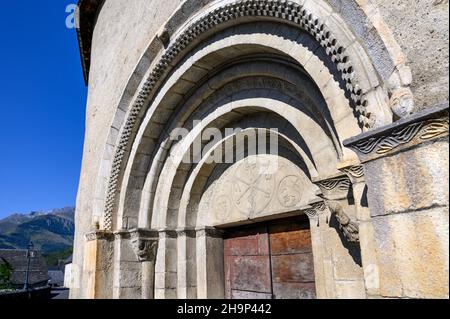 Detail der Pfarrkirche Eglise Saint Félix de Gérone in Azun, Frankreich Stockfoto