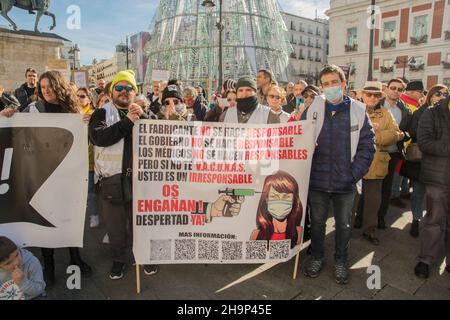 Madrid, Madrid, Spanien. 6th Dez, 2021. Die Bürgerbewegung Â¨Chalecos BlancosÂ¨ hat an der Puerta del Sol in Madrid, Spanien, demonstriert, um gegen die Gesundheitstyrannei zu protestieren und das Recht zu fordern, über Eltern mit ihren Kindern und jeden einzelnen Bürger zu entscheiden, zusätzlich zu wirtschaftlicher Erstickung und sozialer Trennung unter dem Motto. â¨die Wahrheit wird uns freeÂ¨, nein zur Tyrannei! Freiheit!!!.in ihrem Manifest steht folgendes: Neues Wahlgesetz.Direktwahl der Abgeordneten nach Wahlkreisen mit offenen Listen.ein Spanier, eine Stimme, das gleiche im gesamten spanischen Territorium.Eliminierung von p Stockfoto