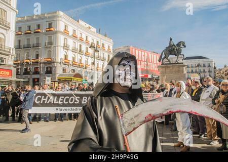 Madrid, Madrid, Spanien. 6th Dez, 2021. Die Bürgerbewegung Ã‚Â¨Chalecos BlancosÃ‚Â¨ hat an der Puerta del Sol in Madrid, Spanien, demonstriert, um gegen die Gesundheitstyrannei zu protestieren und das Recht zu fordern, über Eltern mit ihren Kindern und jeden einzelnen Bürger zu entscheiden, zusätzlich zu wirtschaftlicher Erstickung und sozialer Trennung unter dem Motto. Ã‚Â¨die Wahrheit wird uns freeÃ‚Â¨, nein zur Tyrannei! Freiheit!!!.in ihrem Manifest steht folgendes: Neues Wahlgesetz.Direktwahl der Abgeordneten nach Wahlkreisen mit offenen Listen.ein Spanier, eine Stimme, das gleiche im gesamten spanischen Territorium.Eliminat Stockfoto