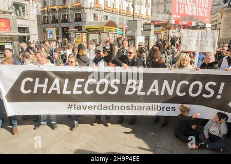 Madrid, Madrid, Spanien. 6th Dez, 2021. Die Bürgerbewegung Ã‚Â¨Chalecos BlancosÃ‚Â¨ hat an der Puerta del Sol in Madrid, Spanien, demonstriert, um gegen die Gesundheitstyrannei zu protestieren und das Recht zu fordern, über Eltern mit ihren Kindern und jeden einzelnen Bürger zu entscheiden, zusätzlich zu wirtschaftlicher Erstickung und sozialer Trennung unter dem Motto. Ã‚Â¨die Wahrheit wird uns freeÃ‚Â¨, nein zur Tyrannei! Freiheit!!!.in ihrem Manifest steht folgendes: Neues Wahlgesetz.Direktwahl der Abgeordneten nach Wahlkreisen mit offenen Listen.ein Spanier, eine Stimme, das gleiche im gesamten spanischen Territorium.Eliminat Stockfoto