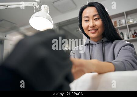 Charmante asiatische Frau bekommen Schönheit Verfahren im Spa-Center Stockfoto