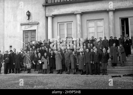 Warszawa, 1949-02. W dniach od 25 lutego do 3 marca, na zaproszenie ukraiñskich organizacji ko³chozowych, delegacja 165 dzia³aczy i aktywistów wiejskich ma wyjechaæ na Ukrainê. Delegaci zapoznaj¹ siê z metod¹ pracy w ko³chozach. Przed wyjazdem z Polski zwiedzali Warszawê, m.in. gmach Sejmu RP. pw PAP Dok³adny dzieñ wydarzenia nieustalony. Warschau, 1949. Februar. Vom 25. Februar bis zum 3. März geht eine Delegation von 165 Bauernaktivisten auf Einladung der ukrainischen Genossenschaften in die Ukraine. Die Delegierten führen kooperative Arbeitsmethoden ein. Vor dem Verlassen der Delegierten sah Warschau, Seim buildin Stockfoto