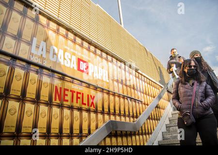 Madrid, Madrid, Spanien. 6th Dez 2021. La Casa de Papel Volume 2 hat gerade das Ende seiner fünften Staffel auf Netflix uraufgeführt, und so werben sie für die Serie in der Banco de EspaÃ±a Metro. (Bild: © Alberto Sibaja/Pacific Press via ZUMA Press Wire) Stockfoto