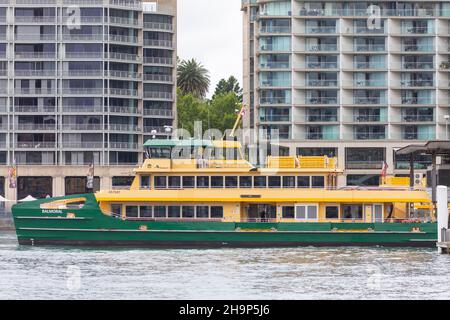 Sydney Ferry die MV Balmoral wurde Ende 2021 für die Fährroute von Manly nach Circular Quay von F1 in Betrieb genommen und verließ den Circular Quay in der Smaragdklasse Stockfoto