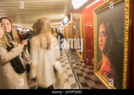 Madrid, Madrid, Spanien. 6th Dez 2021. La Casa de Papel Volume 2 hat gerade das Ende seiner fünften Staffel auf Netflix uraufgeführt, und so werben sie für die Serie in der Banco de EspaÃ±a Metro. (Bild: © Alberto Sibaja/Pacific Press via ZUMA Press Wire) Stockfoto