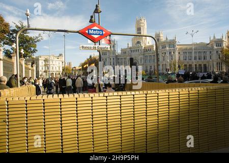 Madrid, Madrid, Spanien. 6th Dez 2021. La Casa de Papel Volume 2 hat gerade das Ende seiner fünften Staffel auf Netflix uraufgeführt, und so werben sie für die Serie in der Banco de EspaÃ±a Metro. (Bild: © Alberto Sibaja/Pacific Press via ZUMA Press Wire) Stockfoto