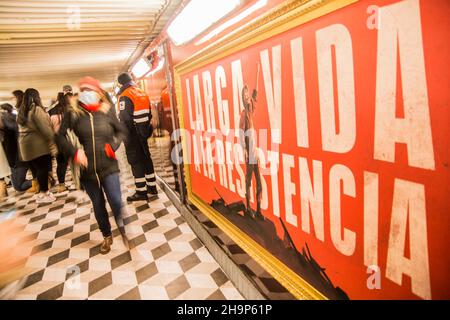 Madrid, Madrid, Spanien. 6th Dez 2021. La Casa de Papel Volume 2 hat gerade das Ende seiner fünften Staffel auf Netflix uraufgeführt, und so werben sie für die Serie in der Banco de EspaÃ±a Metro. (Bild: © Alberto Sibaja/Pacific Press via ZUMA Press Wire) Stockfoto