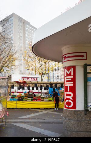 Paris, Frankreich - 14th 2021. November: Metro-Station Place des Fetes an einem Markttag Stockfoto