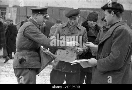 Ryki, 1949-02. Skup trzody chlewnej i byd³a zorganizowany w pow. garwoliñskim przez Zwi¹zek Samopomocy Ch³opskiej (ZSCh). Dziêki tzw. Akcji H wzros³a poda¿. NZ. Rollnizy mogli na targu zaopatrzyæ siê w prasê codzienn¹. mw PAP Dok³adny dzieñ wydarzenia nieustalony. Ryki, 1949. Februar. Beschaffung von Schwein und Rindern, organisiert von der Selbsthilfeband der Bauern (ZSCH) im Landkreis Garwolin. Die H-Aktion trieb die Nachfrage an. Im Bild: Auf dem Markt verkaufte Tageszeitungen. mw PAP Stockfoto