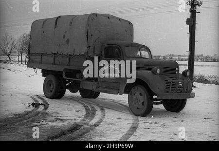 Ryki, 1949-02. Skup trzody chlewnej i byd³a zorganizowany w pow. garwoliñskim przez Zwi¹zek Samopomocy Ch³opskiej (ZSCh). Dziêki tzw. Akcji H wzros³a poda¿. NZ. ciê¿arówka Gminnej Spó³dzielni Samopomoc Ch³opska w Rykach. mw PAP Dok³adny dzieñ wydarzenia nieustalony. Ryki, 1949. Februar. Beschaffung von Schwein und Rindern, organisiert von der Selbsthilfeband der Bauern (ZSCH) im Landkreis Garwolin. Die H-Aktion trieb die Nachfrage an. Im Bild: Ein ZSCH-Lastwagen in Ryki. mw PAP Stockfoto