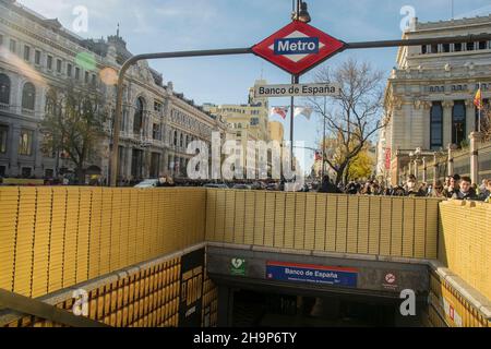 Madrid, Madrid, Spanien. 6th Dez 2021. La Casa de Papel Volume 2 hat gerade das Ende seiner fünften Staffel auf Netflix uraufgeführt, und so werben sie für die Serie in der Banco de EspaÃ±a Metro. (Bild: © Alberto Sibaja/Pacific Press via ZUMA Press Wire) Stockfoto