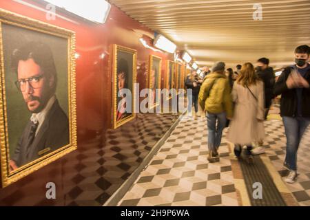 Madrid, Madrid, Spanien. 6th Dez 2021. La Casa de Papel Volume 2 hat gerade das Ende seiner fünften Staffel auf Netflix uraufgeführt, und so werben sie für die Serie in der Banco de EspaÃ±a Metro. (Bild: © Alberto Sibaja/Pacific Press via ZUMA Press Wire) Stockfoto