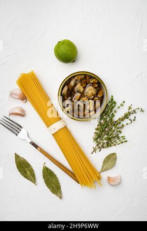 Pasta mit Muscheln Rohzutaten Set, auf weißem Steintisch Hintergrund, Draufsicht flach legen Stockfoto