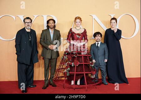 London, Vereinigtes Königreich . 7 Dezember, 2021 . Joe Wright, Kelvin Harrison Jr, Hayley Bennett, Peter Dinklage und Erica Schmidt bei der britischen Premiere von Cyrano. Cre Stockfoto