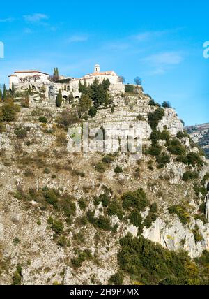 Gourdon Dorf und Hügel an einem sonnigen Tag Stockfoto