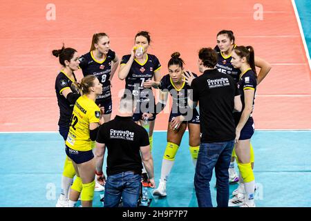 Nicht exklusiv: ZAPORIZHZHIA, UKRAINE - 7. DEZEMBER 2021 - die Spieler von KS Developres Rzeszow haben eine Pause während des CEV Champions League Volley 2022 wo Stockfoto