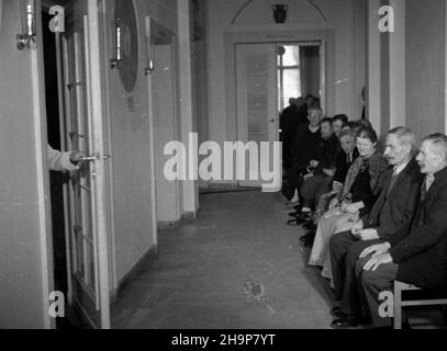 Szczawno Zdrój, 1949-02. Sanatorium. NZ. Kuracjusze (m.in. Rollnicy ma³orolni) przed gabinetem fizjoterapii. Dok³adny dzieñ wydarzenia nieustalony. bk PAP Szczawno Zdroj, 1949. Februar. Sanatorium. Im Bild: Patienten (einschließlich Kleinbauern) vor einem Physiotherapieraum. bk PAP Stockfoto