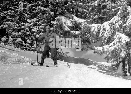 Zakopane, 1949-02. Tatrzañska turystyka zimowa. mw PAP Dok³adny dzieñ wydarzenia nieustalony. Zakopane, 1949. Februar. Wintertourismus in der Tatra. mw PAP Stockfoto