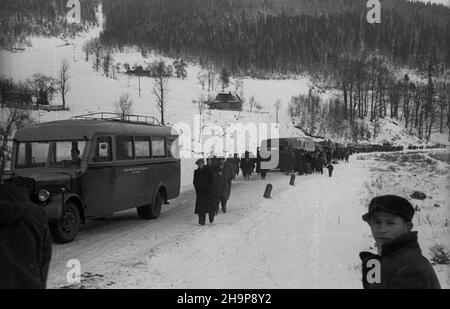 Szczyrk, 1949-02. W dniach 4-9 lutego odby³y siê pierwsze po wojnie XXIV Narodowe Narciarskie Mistrzostwa Polski. W konkursie skoków startowa³o 74 zawodników, zwyciê¿y³ Stanis³aw Marusarz (68,5 i 71 m), drugi Leopold Tajner (66,5 i 64,5 m), trzeci Jan Kula (62 i 68,5 m). Dojazd na zawody u³atwia³ dodatkowy tabor wozów PKS i zwi¹zków zawowych, z Bielska kursowa³y te¿ specjalne autobusy Bielskich Kolei Elektrycznych. mw PAP Dok³adny dzieñ wydarzenia nieustalony. Szczyrk, 1949. Februar. Vom 4. Bis 9. Februar fand die polnische Ski-Nationalmeisterschaft 24th statt. Ein Skisprung Wettbewerb br Stockfoto