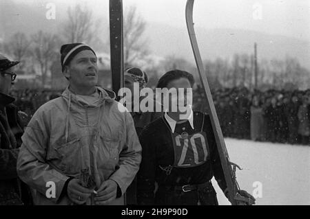 Szczyrk, 1949-02. W dniach 4-9 lutego odby³y siê pierwsze po wojnie XXIV Narodowe Narciarskie Mistrzostwa Polski. W konkursie skoków startowa³o 74 zawodników, zwyciê¿y³ Stanis³aw Marusarz (68,5 i 71 m), drugi Leopold Tajner (66,5 i 64,5 m), trzeci Jan Kula (62 i 68,5 m). Nz. Stanis³aw Marusarz (L) i Antoni Wieczorek (P). mw PAP Dok³adny dzieñ wydarzenia nieustalony. Szczyrk, 1949. Februar. Vom 4. Bis 9. Februar fand die polnische Ski-Nationalmeisterschaft 24th statt. Bei einem Skisprungwettbewerb kamen 74 Teilnehmer zusammen, der Sieger war Stanislaw Marusarz (68,5 und 71 m), der zweite war Leopo Stockfoto