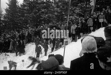 Szczyrk, 1949-02. W dniach 4-9 lutego odby³y siê pierwsze po wojnie XXIV Narodowe Narciarskie Mistrzostwa Polski. W konkursie skoków startowa³o 74 zawodników, zwyciê¿y³ Stanis³aw Marusarz (68,5 i 71 m), drugi Leopold Tajner (66,5 i 64,5 m), trzeci Jan Kula (62 i 68,5 m). NZ. Dojazd skoczni. mw PAP Dok³adny dzieñ wydarzenia nieustalony. Szczyrk, 1949. Februar. Vom 4. Bis 9. Februar fand die polnische Ski-Nationalmeisterschaft 24th statt. Bei einem Skisprungwettbewerb kamen 74 Teilnehmer zusammen; der Sieger war Stanislaw Marusarz (68,5 und 71 m), der zweite war Leopold Tajner 66,5 und 64,5 m), und Stockfoto