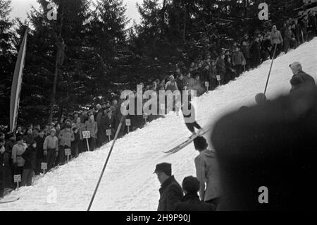 Szczyrk, 1949-02. W dniach 4-9 lutego odby³y siê pierwsze po wojnie XXIV Narodowe Narciarskie Mistrzostwa Polski. W konkursie skoków startowa³o 74 zawodników, zwyciê¿y³ Stanis³aw Marusarz (68,5 i 71 m), drugi Leopold Tajner (66,5 i 64,5 m), trzeci Jan Kula (62 i 68,5 m). NZ. Dojazd skoczni. mw PAP Dok³adny dzieñ wydarzenia nieustalony. Szczyrk, 1949. Februar. Vom 4. Bis 9. Februar fand die polnische Ski-Nationalmeisterschaft 24th statt. Bei einem Skisprungwettbewerb kamen 74 Teilnehmer zusammen; der Sieger war Stanislaw Marusarz (68,5 und 71 m), der zweite war Leopold Tajner 66,5 und 64,5 m), und Stockfoto