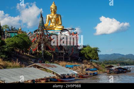 Buddha-Statue auf Mekong, Golden Triangle, SOP Ruak, Provinz Chiang Mai, Thailand, Asien Stockfoto
