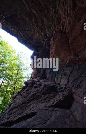 Die Genovevahöhle ist eine legendäre, kleine Höhle bei Kordel im Stadtteil Trier-Saarburg, die als Naturdenkmal ausgewiesen ist. Stockfoto