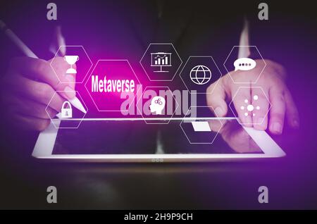 Hand verwenden Tablet digital virtuelle futuristische Schnittstelle Metaverse Technologie Konzept Icon Business. Stockfoto