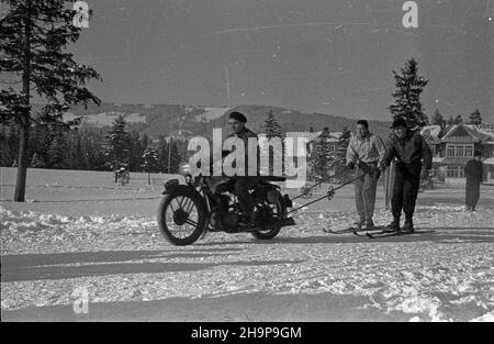 Zakopane, 1949-02. Tatrzañska turystyka zimowa. NZ. Kulig motocyklowy. Dok³adny dzieñ wydarzenia nieustalony. bk PAP Zakopane, 1949. Februar. Wintertourismus in der Tatra. bk PAP Stockfoto