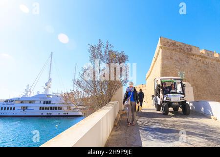 Birgu, Malta - 29. APRIL 2019: Fort Saint Angelo Gates in Citta Vittoriosa (Birgu), Malta Stockfoto