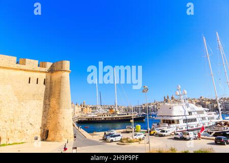 Birgu, Malta - 29. APRIL 2019: Fort Saint Angelo Gates in Citta Vittoriosa (Birgu), Malta Stockfoto