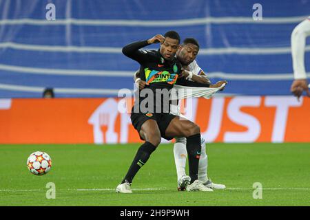 David Alaba von Real Madrid und Denzel Dumfries von Inter während des UEFA Champions League-, Gruppen-D-Fußballspiels zwischen Real Madrid und dem FC Internazionale am 7. Dezember 2021 im Santiago Bernabeu-Stadion in Madrid, Spanien - Foto: IRH/DPPI/LiveMedia Stockfoto