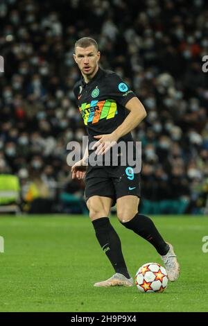 Edin Dzeko von Inter während des UEFA Champions League-, Gruppen-D-Fußballspiels zwischen Real Madrid und dem FC Internazionale am 7. Dezember 2021 im Santiago Bernabeu-Stadion in Madrid, Spanien - Foto: IRH/DPPI/LiveMedia Stockfoto