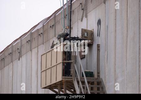 Grenze Zu Gaza, Israel. 7th Dez 2021. Scharfschützen der israelischen Armee nehmen Position ein, als sie am 07. Dezember 2021 in einer Betongrenzmauer an der nördlichen Grenze zum Gazastreifen in der Nähe von Netiv HaAsara, Israel, stehen. Die neue Grenzmauer ist das größte Projekt, das jemals in der militärischen Geschichte Israels durchgeführt wurde. Sie umfasst sowohl physische Barrieren als auch technologische Detektionssysteme, um besser vor Infiltration aus dem Gazastreifen zu schützen und verläuft über und unter der Erde entlang der Grenze. Kredit: Eddie Gerald/Alamy Live Nachrichten Stockfoto