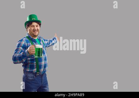 Mann in Kobold Hut mit Bier Begrüßung am st. Patrick Tag feiern Stockfoto