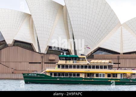 Sydney Fähre die MV Fred höhlt ein smaragdgrünes Schiff aus, das an der Oper von Sydney, Sydney, Australien, vorbeifährt Stockfoto